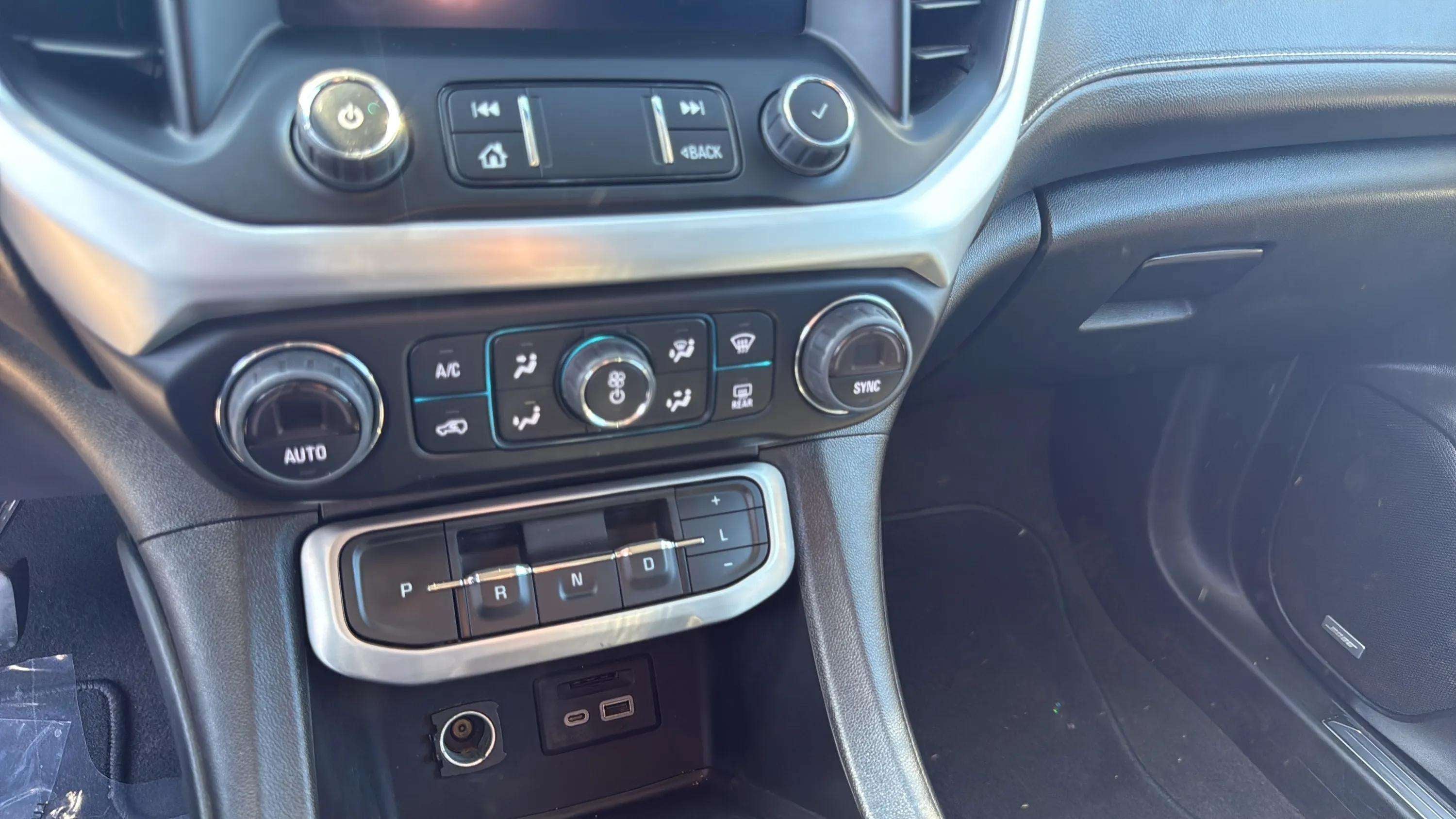 2023 GMC Acadia SLT